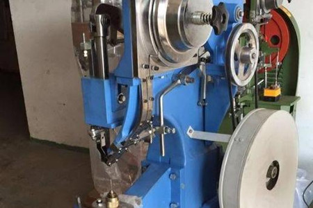 購買氣液增壓鉚釘機時主要看哪些方面？