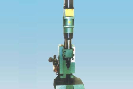 國內有哪些信譽比較好的鉚釘機廠家?