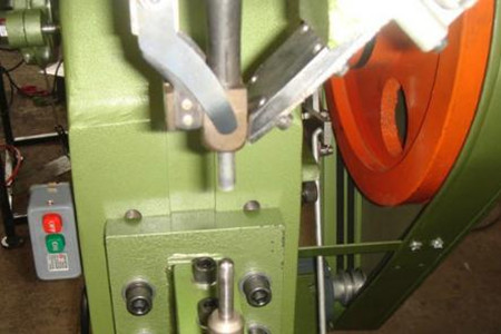 選擇氣動鉚釘機時需要注意哪些?