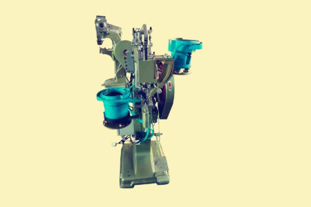 選擇自動(dòng)鉚釘機(jī)時(shí)應(yīng)注意哪些問(wèn)題？