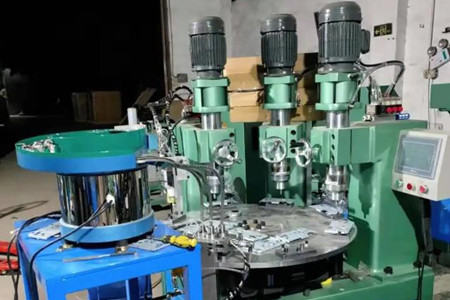 鉚釘機(jī)怎么選型號(hào)？碩峰來教你！